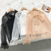 Transparente Netzbluse mit Trompetenärmeln und Fliege